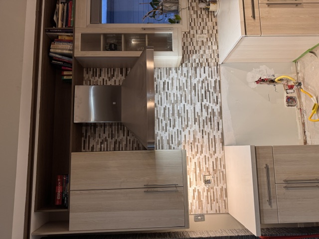 Kitchen cabinet and backsplash